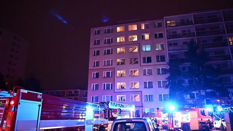 Desítky lidí vyhnal z paneláku v Praze noční požár